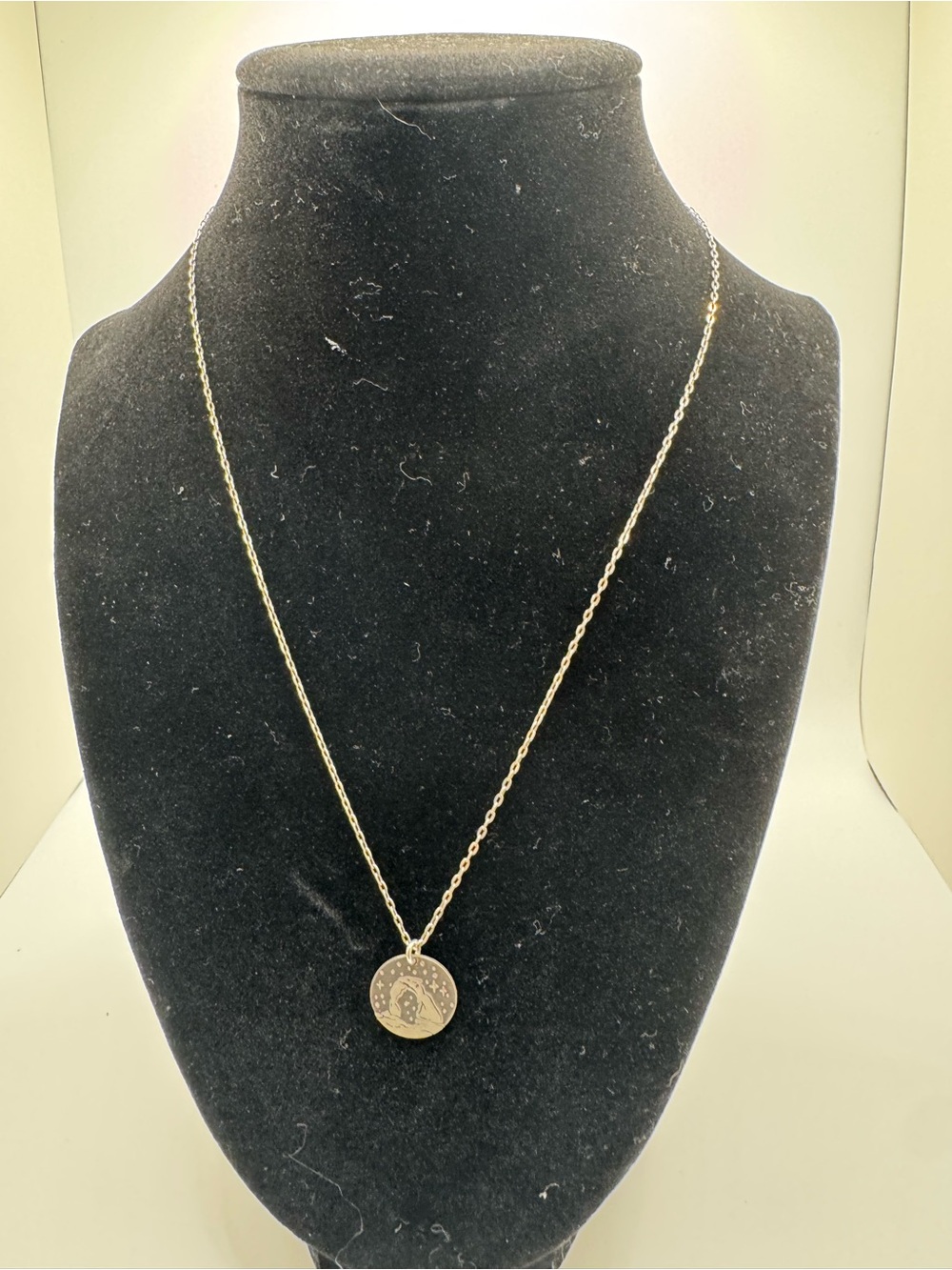 Delicate Arch Round Necklace - Picture 7 of 12